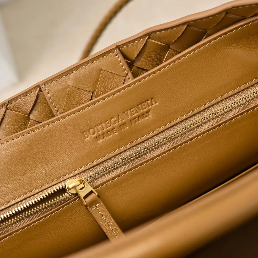 Batch 2360 BV new Andiamo is shipped‼ ️Really popular🔥The new Andiamo woven handbag launched by Bottega Veneta this season is really popular all over the world! ! Celebrities at home and abroad have worn it, and Oscar-winning actress Michelle Yeoh has taken it out on the street. Song Jia, Trai Yara, Yu Feihong, Sanji Ayaka, Rosie Hunting-Whiteley, Yoshioka Riho, etc. have all picked up this bag. It is classic and versatile, showing off its temperament, and the bag capacity is also large, which is very convenient for daily commuting! ! A variety of carrying methods, the shoulder straps can be adjusted by yourself, the original lambskin feels soft and delicate, and the unisex style breaks gender boundaries and brings a more practical and longer-lasting use experience. Andiamo, which has both elegant and casual styles, perfectly interprets the true appearance of "fashionable old money style". Style number: 8463 Size: 32*24*12